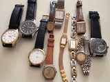 un grand nombre de montres posées sur une table
