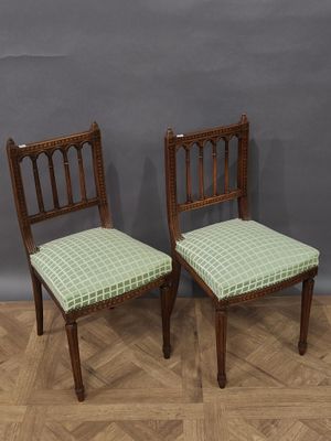 deux chaises en bois avec des coussins rembourrés à carreaux verts