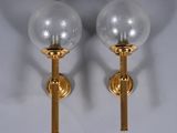 paire d'appliques murales plaquées laiton avec des globes en verre transparent