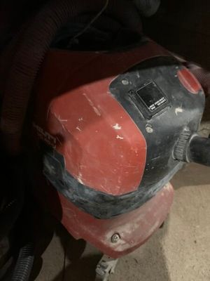 une machine rouge et noire posée par terre