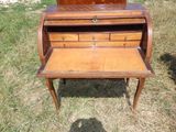 un petit bureau muni d'un tiroir, posé dans l'herbe