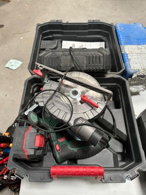 une boîte à outils avec des outils posés sur une table