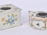deux petits vases posés l'un à côté de l'autre sur une surface blanche