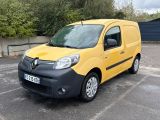 une camionnette jaune et noire garée sur un parking, avec des arbres en arrière-plan