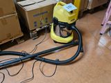 une machine jaune posée par terre dans une pièce