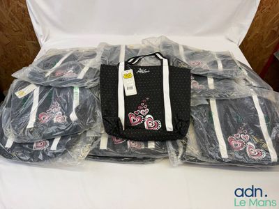 de nombreux sacs posés sur un lit