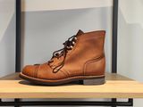 des bottes en cuir marron posées sur une étagère dans un magasin de chaussures