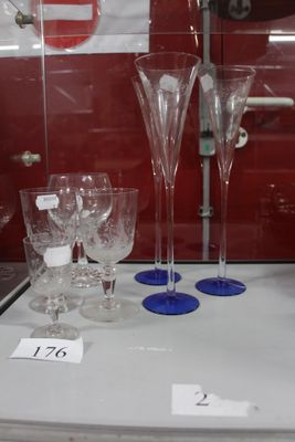 Lot de Verres en cristal gravé dont 3 flutes, 3 verres, et 1…