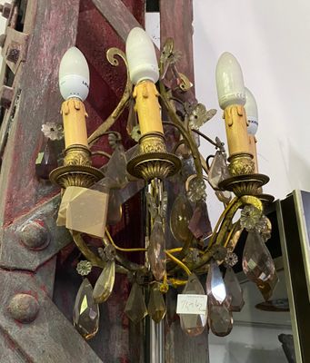 un lustre suspendu à la façade d'un immeuble