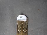 une photo d'une plaque métallique sur laquelle figurent une paire de mains