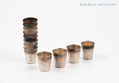 quatre coupes en argent sont alignées sur une surface blanche
