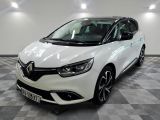 la voiture blanche est garée sur un sol en damier dans le garage