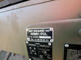 un gros plan d'un panneau apposé sur le flanc d'une machine