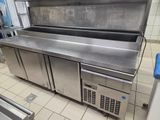 un grand plan de travail en inox équipé de nombreux tiroirs