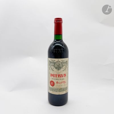 une bouteille de vin posée sur une table