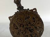 flasque antique en fonte avec un oiseau sur le dessus