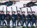 de nombreuses figurines représentant des hommes vêtus d'uniformes bleus