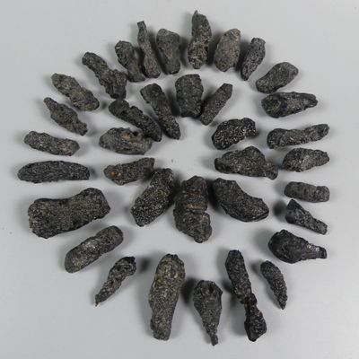 de nombreuses pierres disposées en cercle sur une surface blanche