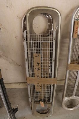 deux vieux skis posés par terre