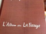 un livre marron avec des inscriptions blanches, posé sur une table