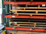 de nombreuses palettes empilées dans un entrepôt