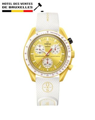 La montre est jaune et blanche et possède un bracelet blanc.