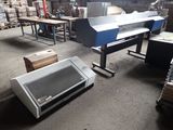 un micro-ondes posé sur une table dans un entrepôt