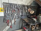 de nombreux outils accrochés au mur du garage