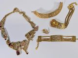 trois bijoux en or, à savoir un collier, un bracelet et une broche