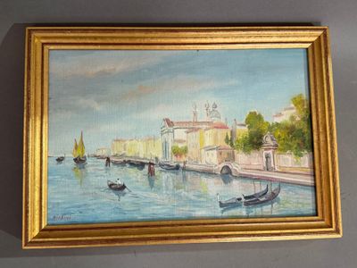 un tableau représentant des bateaux sur l'eau, dans un cadre doré