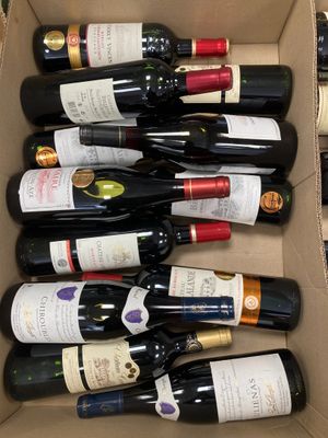 Douze bouteilles de vin.