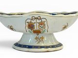 un bol blanc orné de motifs bleus et dorés