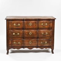 Commode galbée à façade arbalète en noyer mouluré, elle ouvr… (photo 4)