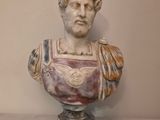 buste en marbre représentant un homme vêtu d'une robe rouge et blanche