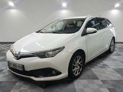 une photo d'une Toyota Corolla blanche garée dans un showroom
