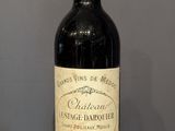 une bouteille de vin posée sur une table en bois
