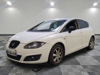La voiture blanche est garée sur le sol à damier de la pièce.