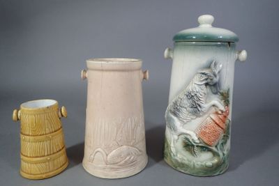 trois vases placés l'un à côté de l'autre sur une table
