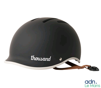 un casque noir sur lequel est inscrit « thousand »