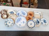 de nombreuses assiettes et bols posés sur une table, avec des cartons en arrière-plan