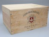 une vieille boîte en bois avec une étiquette posée sur une table