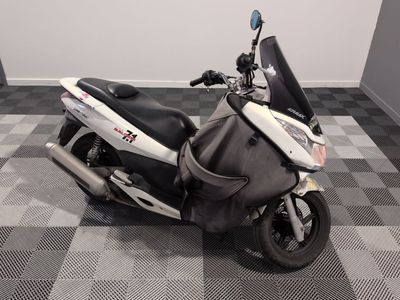 une moto garée sur un sol en damier