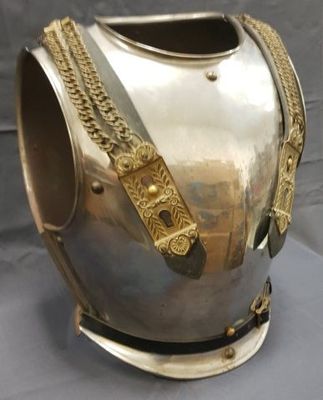 un vase ancien en argent et en or, muni d'anses en forme de chaîne, posé sur une table