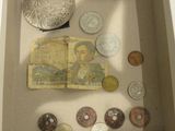 un cadre vitrine contenant des pièces de monnaie et d'autres objets