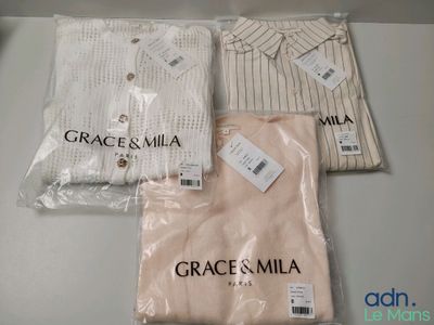 trois vêtements sont emballés dans des sacs en plastique sur une table