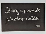 un panneau noir avec une inscription blanche dessus