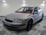 la photo d'une voiture argentée garée dans un garage