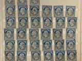 une photo d'une photo d'une collection de timbres exposée