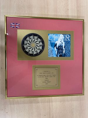 une photo d'une plaque sur laquelle figure le portrait d'une femme