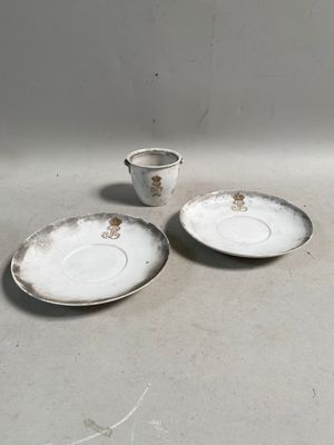 deux assiettes et une tasse posées sur une table
